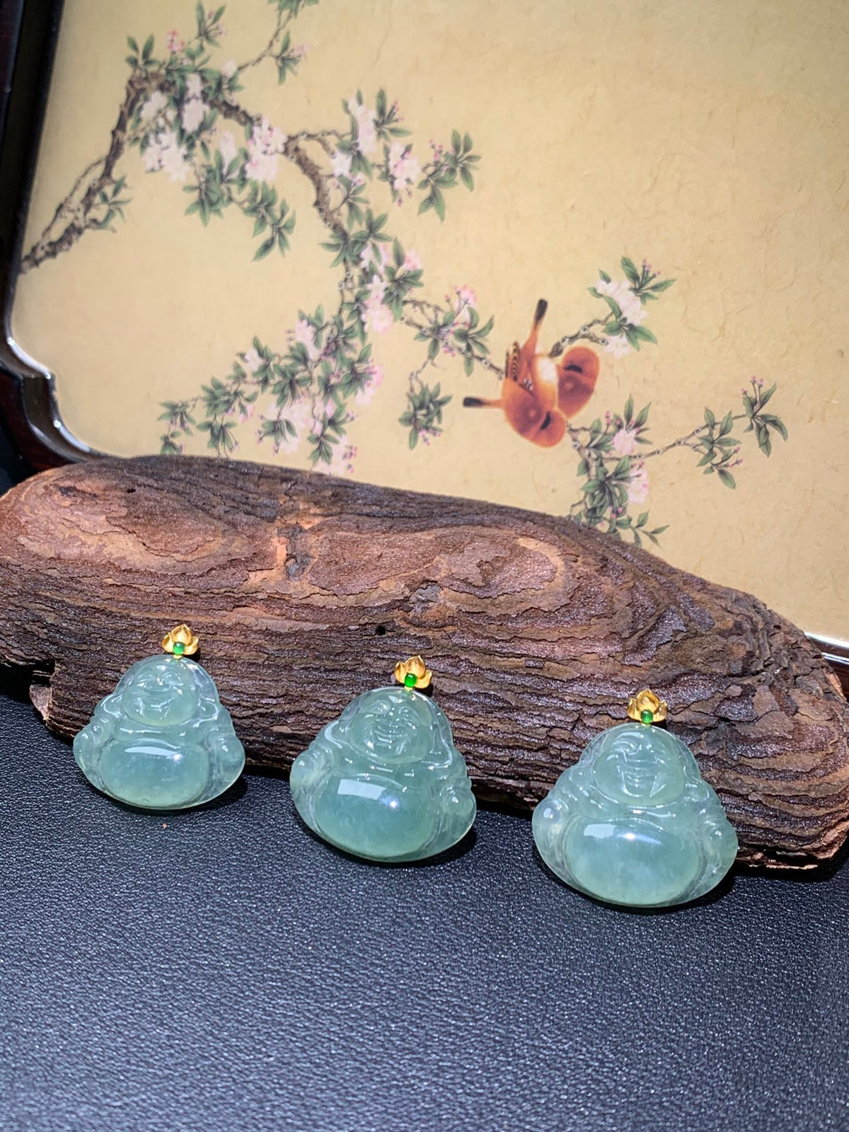 Jade Oil Green Buddha 18k clasp size 24.8mm✖️23mm✖️5.5mm